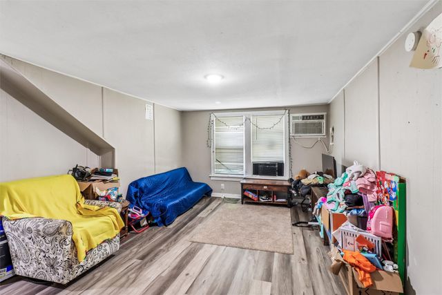 2712 Dean Avenue, Des Moines, IA 50317