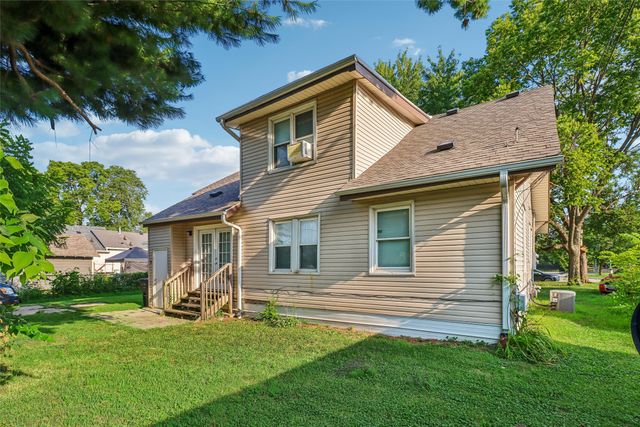 2712 Dean Avenue, Des Moines, IA 50317