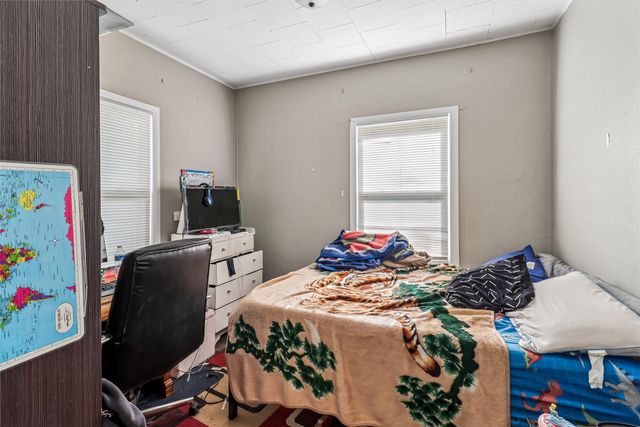 2712 Dean Avenue, Des Moines, IA 50317