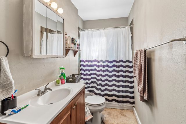 2712 Dean Avenue, Des Moines, IA 50317