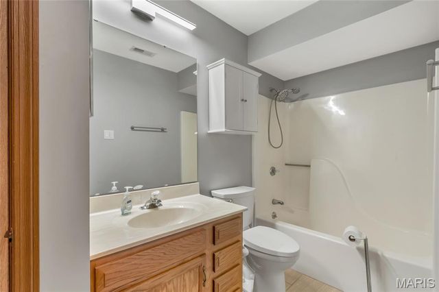 10903 Village Grove Drive D, St Louis, MO 63123