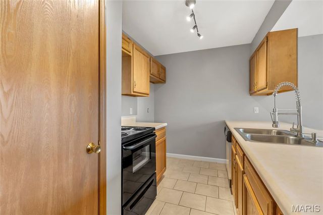 10903 Village Grove Drive D, St Louis, MO 63123