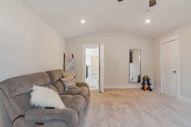 7033 Fiddlers Glen Dr, Arrington, TN 37014