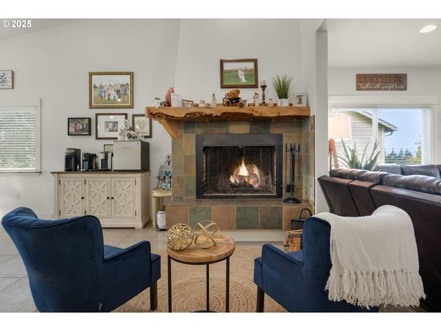 2344 ROYAL VIEW Dr, Seaside, OR 97138