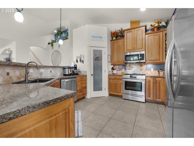 2344 ROYAL VIEW Dr, Seaside, OR 97138