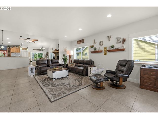 2344 ROYAL VIEW Dr, Seaside, OR 97138