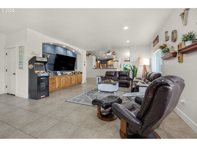 2344 ROYAL VIEW Dr, Seaside, OR 97138