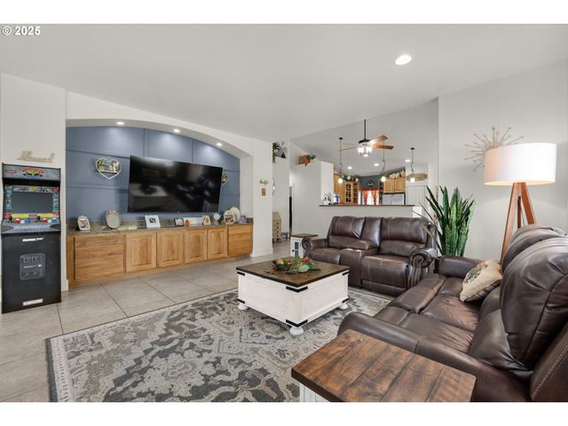 2344 ROYAL VIEW Dr, Seaside, OR 97138