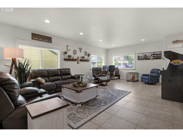 2344 ROYAL VIEW Dr, Seaside, OR 97138