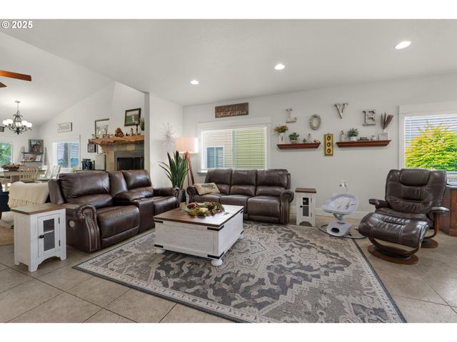 2344 ROYAL VIEW Dr, Seaside, OR 97138