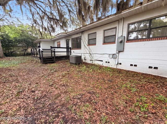 2020 CHERRY Lane, Palatka, FL 32177