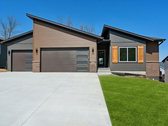 1423 Legend Drive, Tiffin, IA 52340