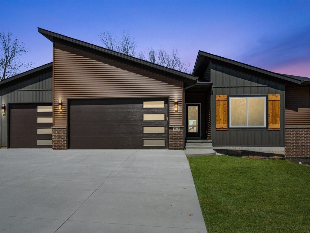 1423 Legend Drive, Tiffin, IA 52340