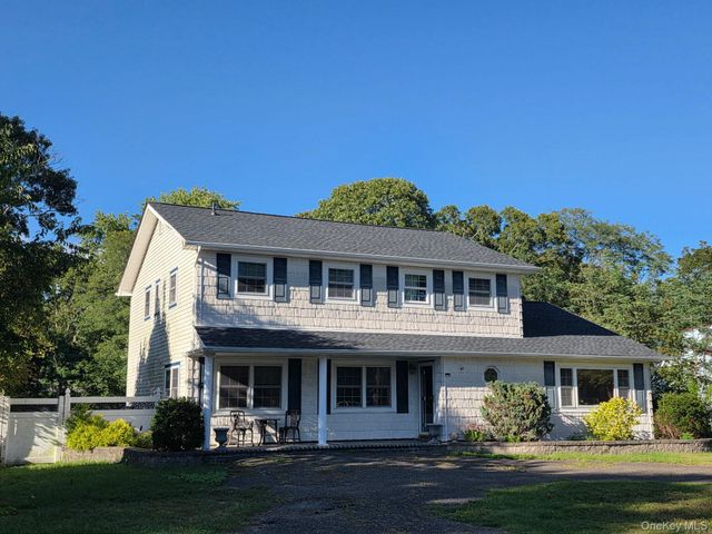 343 Mohawk Place, Holbrook, NY 11741