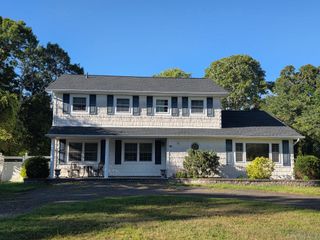 343 Mohawk Place, Holbrook, NY 11741