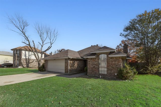 6423 Rising Meadow Drive, Arlington, TX 76018