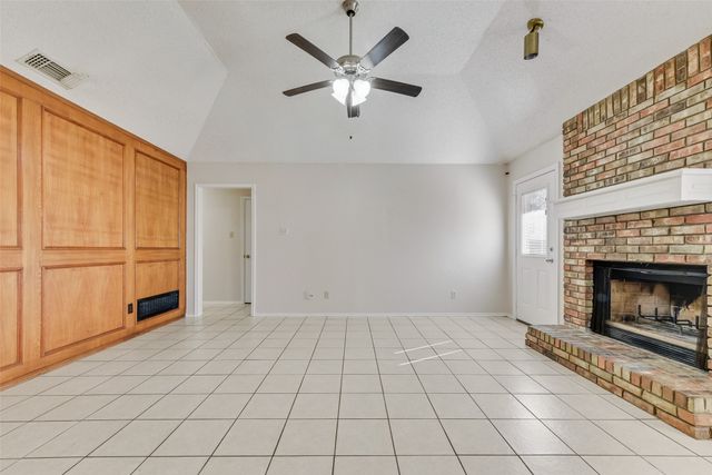 6423 Rising Meadow Drive, Arlington, TX 76018