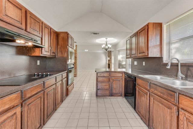 6423 Rising Meadow Drive, Arlington, TX 76018