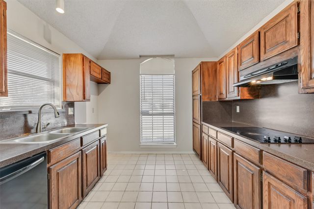 6423 Rising Meadow Drive, Arlington, TX 76018