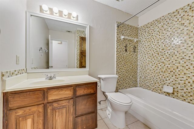 6423 Rising Meadow Drive, Arlington, TX 76018