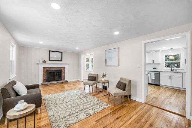 62 Baymor Dr, East Longmeadow, MA 01028