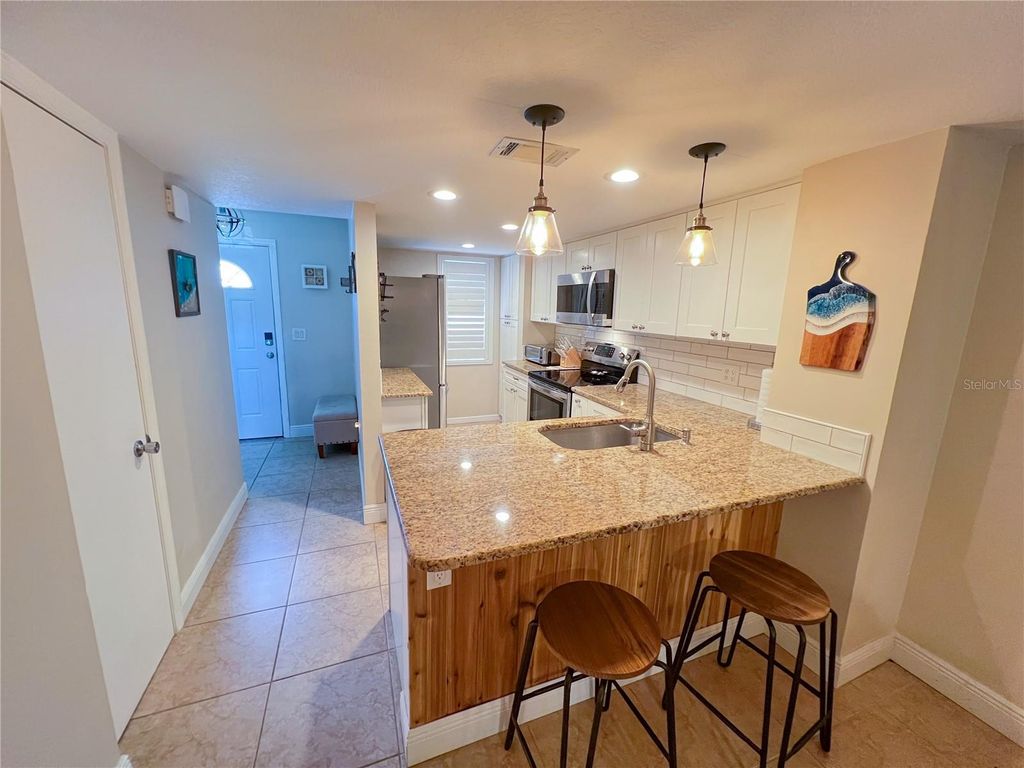 Image 4 of property listing at 6721 121 AVENUE E, Largo, FL 33773