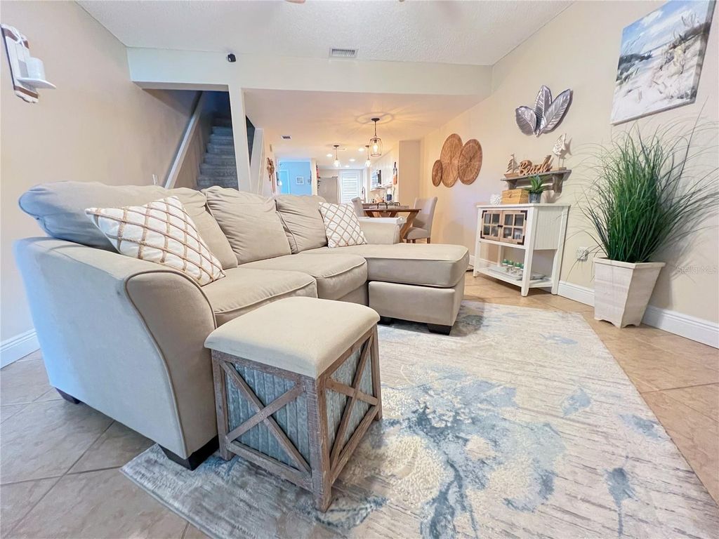 Image 6 of property listing at 6721 121 AVENUE E, Largo, FL 33773