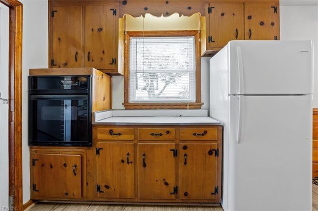 7 Briar DR, Hampton, VA 23661