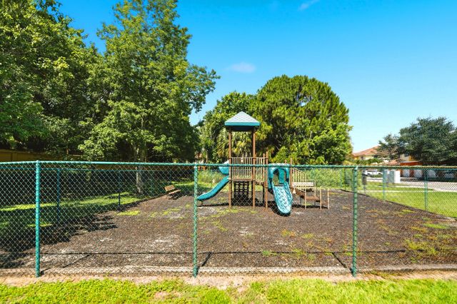 58 SE Palermo Court 104, Stuart, FL 34994
