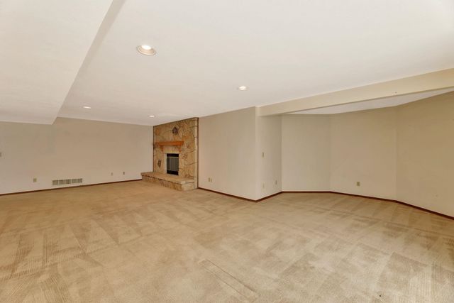 2530 N Greenleaf Ct, Wichita, KS 67226