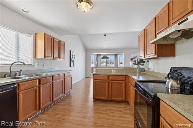 460 Golf Villa Drive 9, Oxford Charter Township, MI 48371