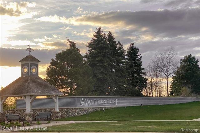 460 Golf Villa Drive 9, Oxford Charter Township, MI 48371