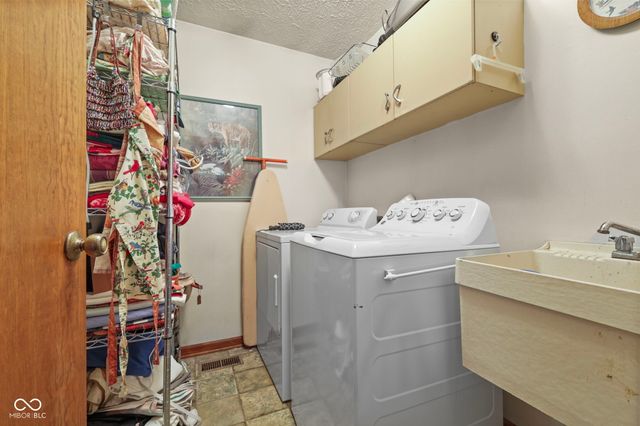 2496 S Sunrise Drive, New Palestine, IN 46163