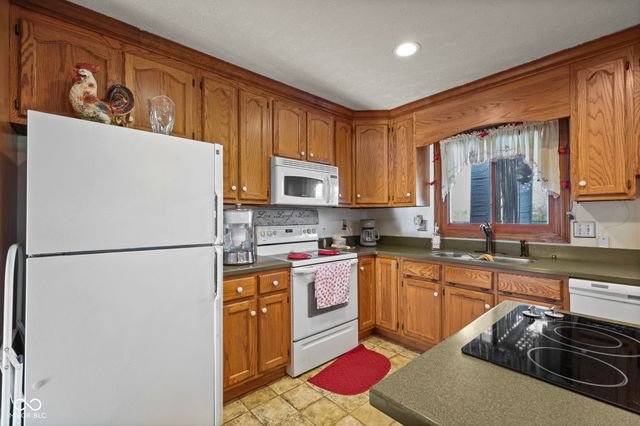 2496 S Sunrise Drive, New Palestine, IN 46163