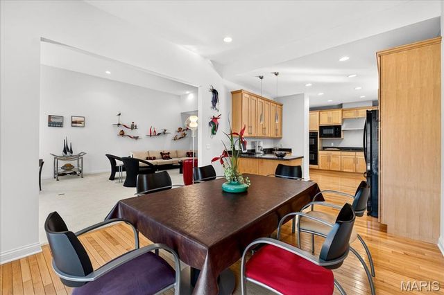 21 Old Belle Monte Road, Chesterfield, MO 63017