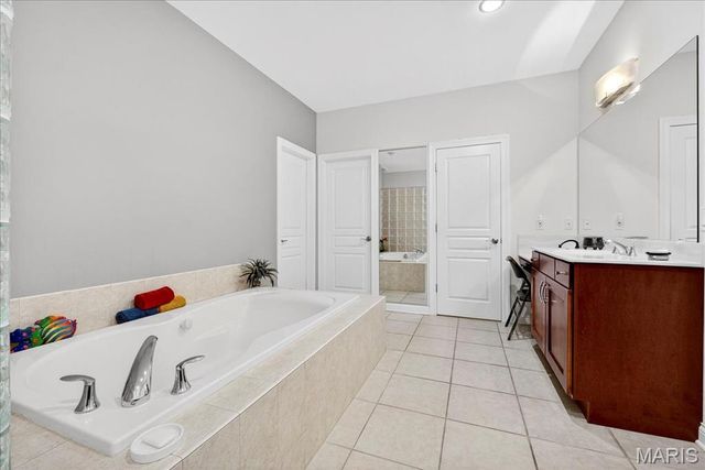 21 Old Belle Monte Road, Chesterfield, MO 63017