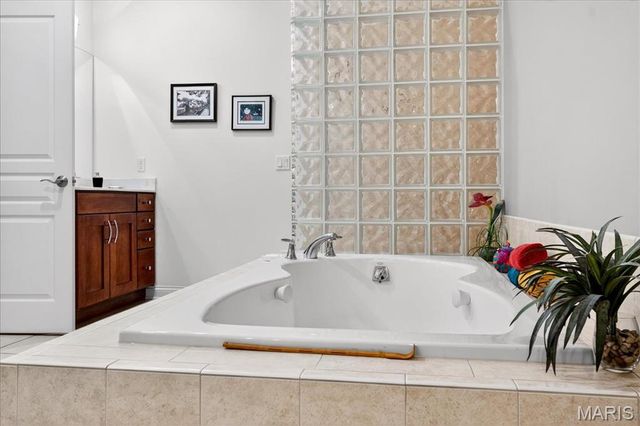 21 Old Belle Monte Road, Chesterfield, MO 63017