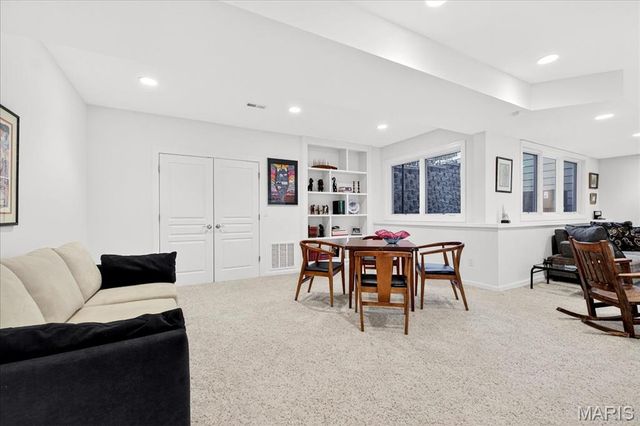 21 Old Belle Monte Road, Chesterfield, MO 63017