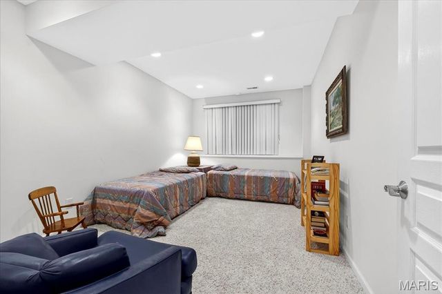 21 Old Belle Monte Road, Chesterfield, MO 63017