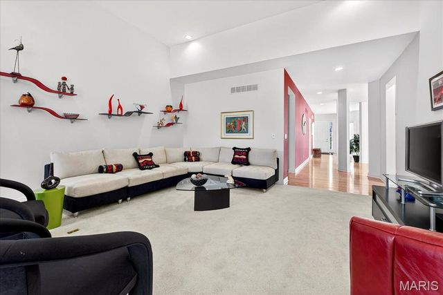 21 Old Belle Monte Road, Chesterfield, MO 63017