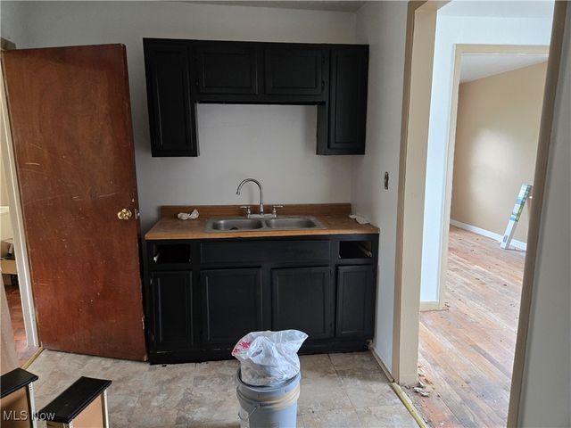 15009 Lawndale, Cleveland, OH 44128