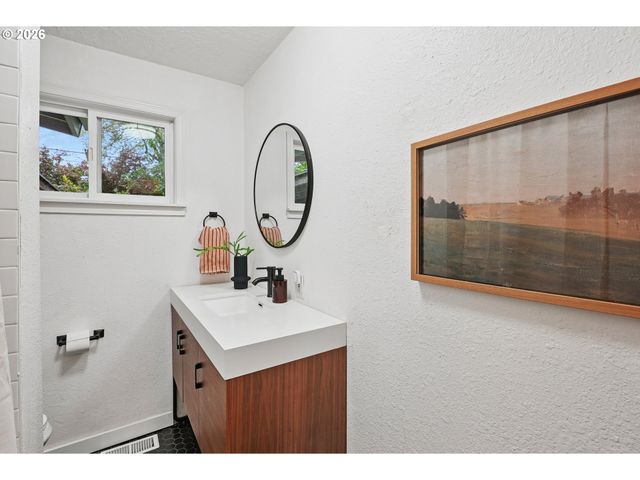 13243 Ne SACRAMENTO Dr, Portland, OR 97230