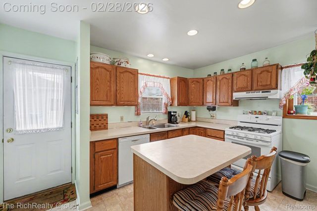 6062 Fenton Street, Dearborn Heights, MI 48127