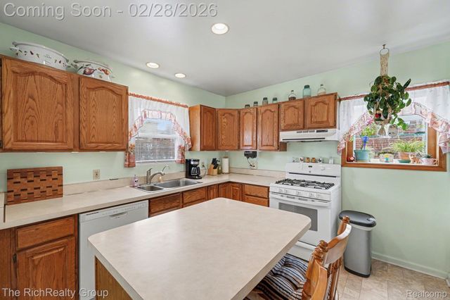 6062 Fenton Street, Dearborn Heights, MI 48127