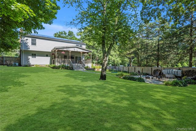 6 Giant Oak Road, Ridge, NY 11961