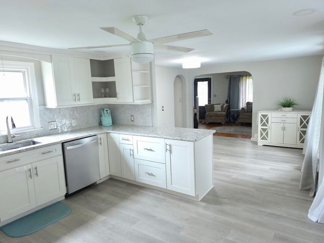 417 River Rd, Agawam, MA 01001