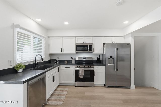 233 E ELLIS Drive, Tempe, AZ 85282