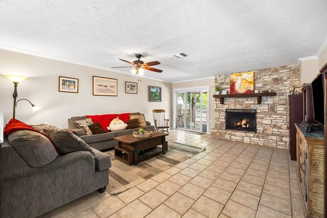 419 Timber Ridge Dr, Kerrville, TX 78028
