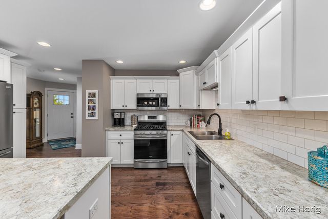 10187 E Crossroads Circle, Caledonia, MI 49316