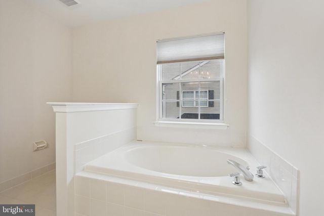 78 CHAPEL HILL RD, Mount Laurel, NJ 08054